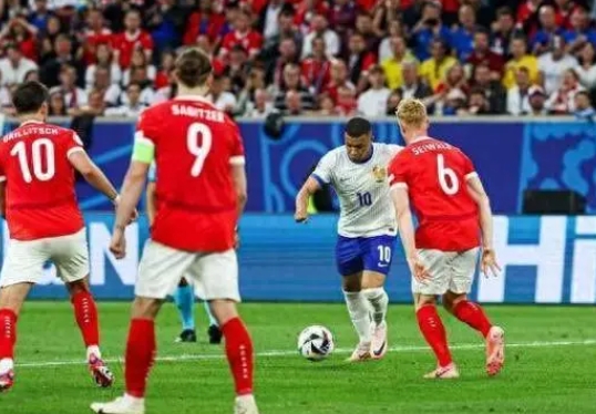 欧洲杯D组：法国1-0奥地利，姆巴佩鼻梁骨折黯然离场