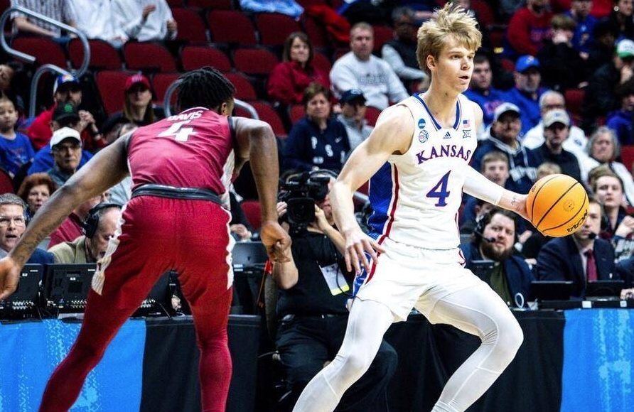 猛龙后卫迪克受伤，球队与个人面临挑战