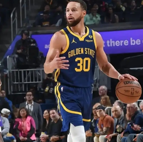 库里 40 分力挽狂澜，勇士惊天逆转篮网