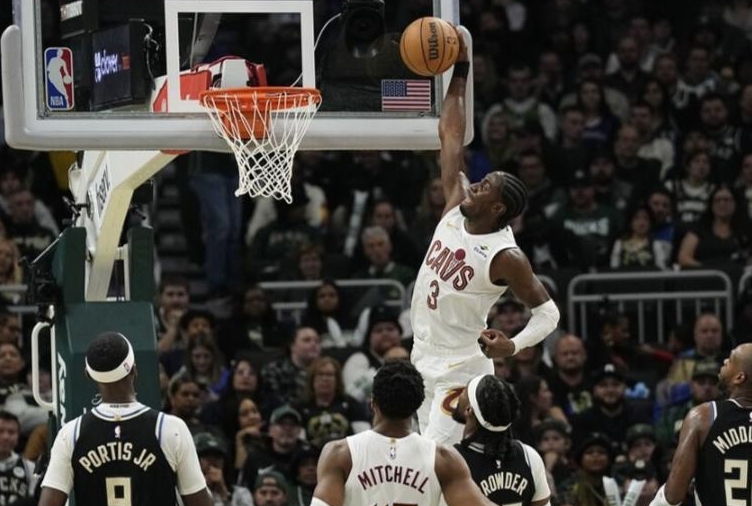 骑士客场斩雄鹿，豪取 14 连胜创佳绩