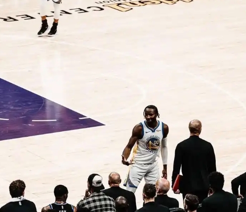 勇士大胜国王，库里达成 4000 三分里程碑