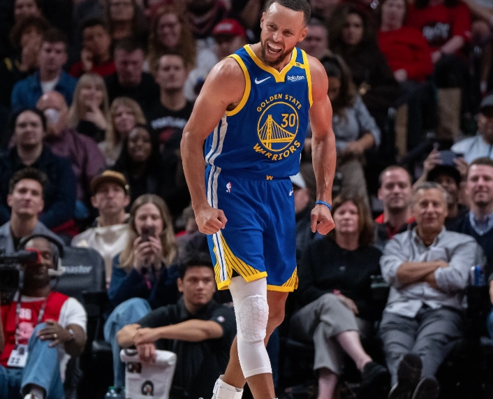 库里达成 4000 三分里程碑，勇士大胜国王