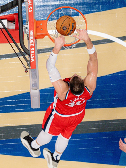 雪上加霜！祖巴茨伤缺三周，快船内线支柱坍塌陷绝境