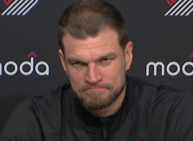 逆境淬炼成长!杨瀚森三分 + 硬抗亚当斯 开拓者 1 分险胜