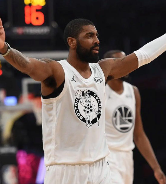 1月16日，美媒《NBA Retweet》转发的记者Marc Stein报道，将贾-莫兰特的交易流言推向新的高潮&mdash;&mdash;孟菲斯灰熊在所有关于这位核心后卫的潜在交易中，明确要求至少获得一个首轮选秀权和一名年轻球员作为筹码。这则消息的出炉，不仅暴露了灰熊重建的决心，更折射出这位昔日全明星后卫如今尴尬